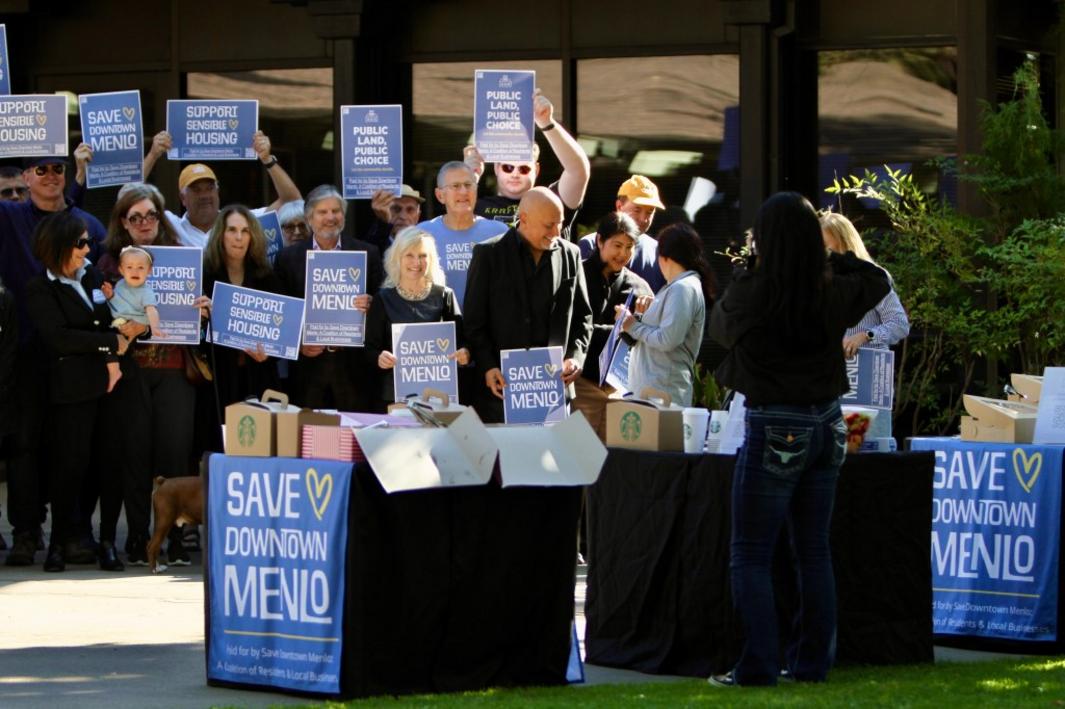 Menlo Park xem xét đề xuất đưa ra bỏ phiếu về việc xây nhà trên bãi đậu xe thành phố 1 SJM L OMENLOPARK 01