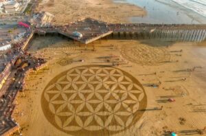 Bãi biển Central Coast rực rỡ với các tác phẩm điêu khắc cát tinh xảo