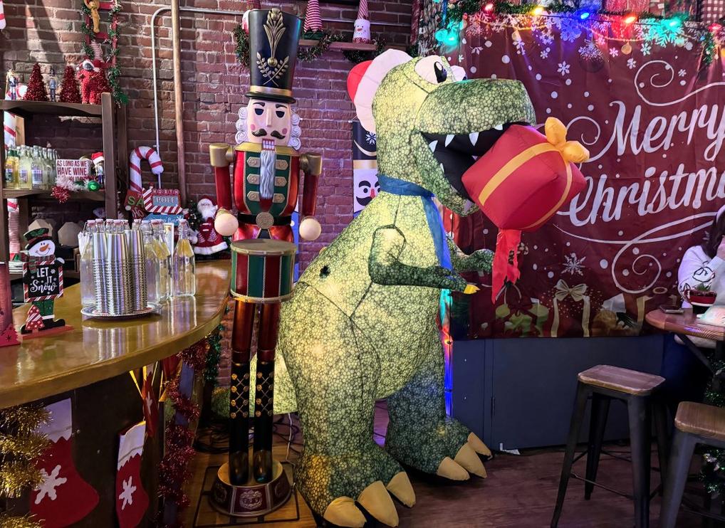 Các Quán Bar Trang Trí theo Chủ Đề Lễ Hội Giáng Sinh Đã Quay Trở Lại tại San Jose 1 SJM L PIZARRO COL 1128 01