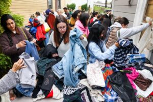 Người tiêu dùng ủng hộ Ngày Mua sắm Hàng hóa tại các Doanh nghiệp Nhỏ ở Nam Vùng Vịnh 19 Người tiêu dùng ủng hộ Ngày Mua sắm Hàng hóa tại các Doanh nghiệp Nhỏ ở Nam Vùng Vịnh