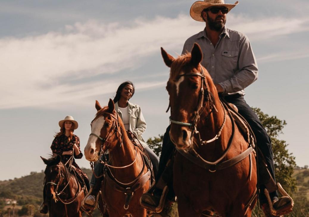 SJM L TRAVTOP10 1123 01