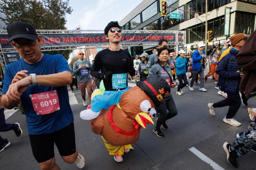 San Jose: Hàng ngàn người tham gia Turkey Trot 1 SJM L TURKEYCLO 1128 1