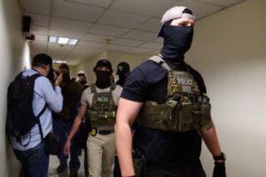 Tổng Thống Donald Trump kiện California về luật cấm đặc vụ liên bang che mặt 2 Tổng Thống Donald Trump kiện California về luật cấm đặc vụ liên bang che mặt