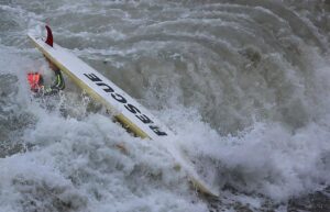 Vận động viên lướt sóng bị bất tỉnh ở Santa Cruz, được đưa vào bệnh viện 8 Vận động viên lướt sóng bị bất tỉnh ở Santa Cruz, được đưa vào bệnh viện