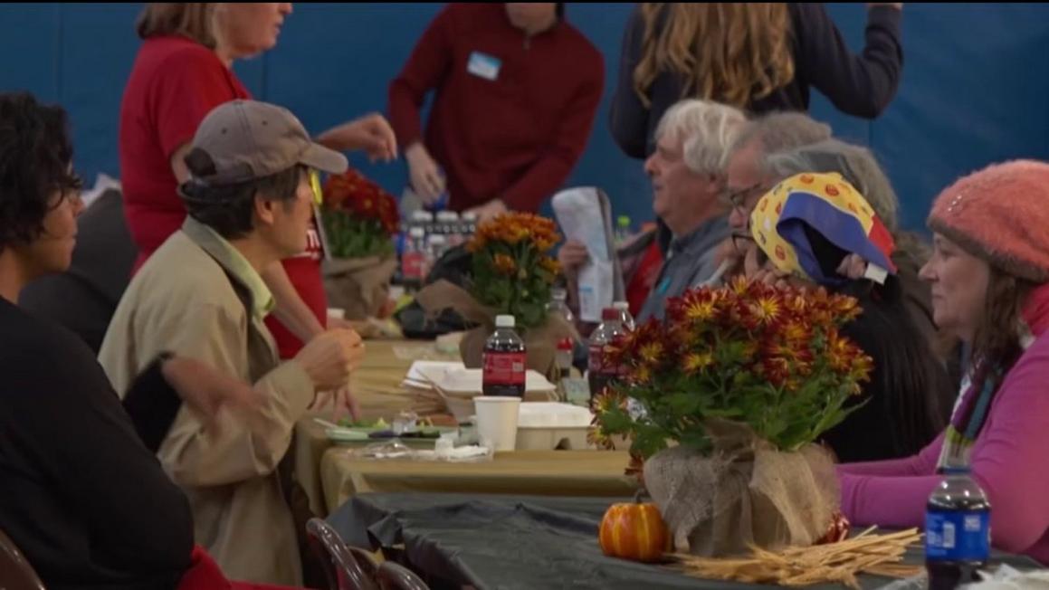 Tổ chức phi lợi nhuận San Jose cung cấp bữa ăn Thanksgiving miễn phí 1 San Jose restaurant provides free Thanksgiving meals to the community