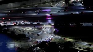 Xa lộ 5 ở Burbank bị phong tỏa vì hoạt động của cảnh sát 7 Xa lộ 5 ở Burbank bị phong tỏa vì hoạt động của cảnh sát