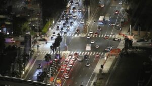 Nhân viên cung cấp suất ăn hàng không biểu tình gần LAX trước mùa cao điểm lễ 18 Nhân viên cung cấp suất ăn hàng không biểu tình gần LAX trước mùa cao điểm lễ