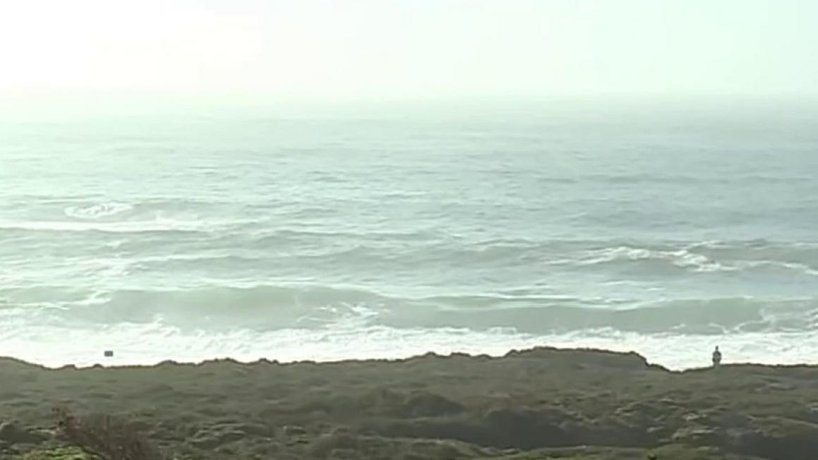 Tìm kiếm người đàn ông bị sóng cuốn ra biển tại Big Sur 1 Search for 5 year old swept away to the ocean in Big Sur now a recovery effort 1