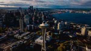 Hội đồng Thành phố Seattle thông qua ngân sách năm 2026 với khoản đầu tư kỷ lục vào nhà ở và người vô gia cư
