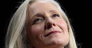 Spanberger cám ơn người ủng hộ sau khi được dự đoán thắng cử 26 Spanberger cám ơn người ủng hộ sau khi được dự đoán thắng cử