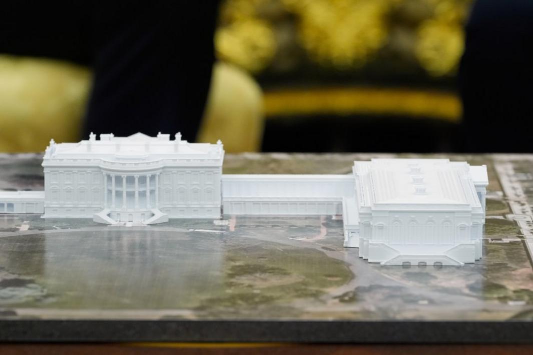 Đa số nhà tài trợ phòng ballroom của Tổng Thống Donald Trump có hợp đồng liên bang 1 Trump Ballroom