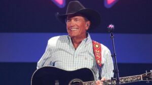 George Strait úp mở thông điệp bí ẩn cho người hâm mộ Texas 4 George Strait úp mở thông điệp bí ẩn cho người hâm mộ Texas