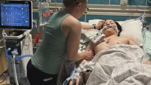 Bé trai 12 tuổi đột quỵ khi đi phát quà Halloween, gia đình biến bi kịch thành hy vọng