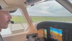 Trường dạy lái máy bay ở Houston đột ngột đóng cửa, sinh viên gặp khó khăn 14 Trường dạy lái máy bay ở Houston đột ngột đóng cửa, sinh viên gặp khó khăn