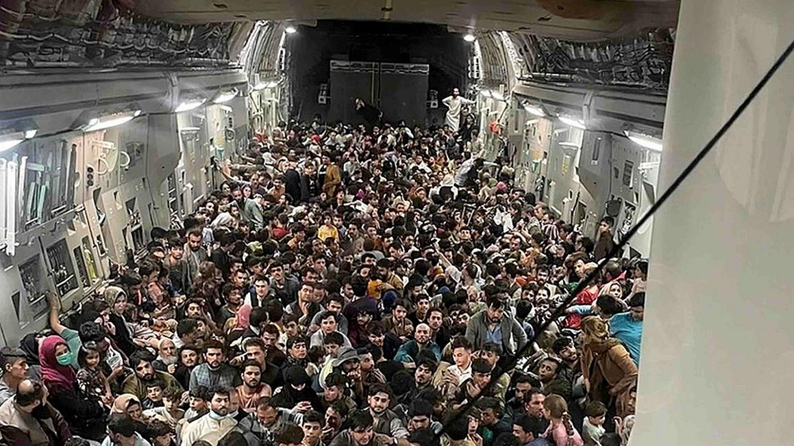 Phản ứng về việc người tị nạn Afghanistan bị lỏng lẻo trên căn cứ Hoa Kỳ 1 afghan evacuation from boeing jet