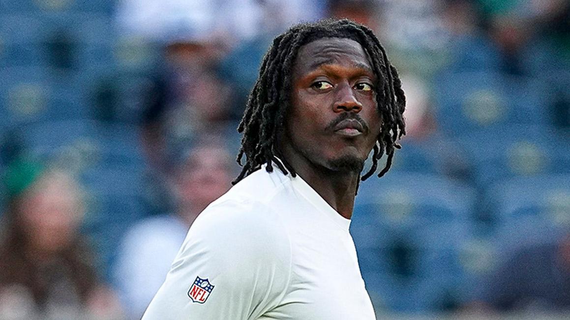 aj brown eagles pregame