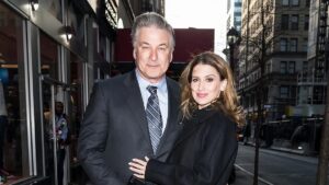 Vợ Alec Baldwin thừa nhận hôn nhân cần 'trị liệu' vì chênh lệch 26 tuổi 20 Vợ Alec Baldwin thừa nhận hôn nhân cần ‘trị liệu’ vì chênh lệch 26 tuổi