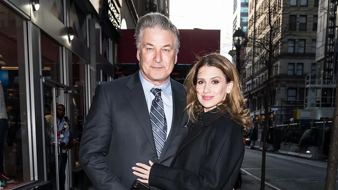 Vợ Alec Baldwin thừa nhận hôn nhân cần 'trị liệu' vì chênh lệch 26 tuổi 1 alec hilaria baldwin