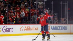 Alex Ovechkin trở thành cầu thủ NHL đầu tiên đạt 900 bàn thắng, thủ môn đối phương cố giấu trái banh lịch sử 11 Alex Ovechkin trở thành cầu thủ NHL đầu tiên đạt 900 bàn thắng, thủ môn đối phương cố giấu trái banh lịch sử