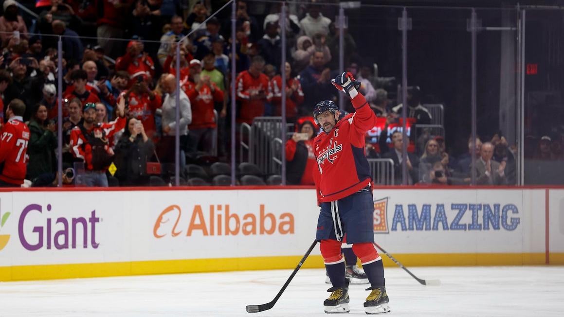 Alex Ovechkin trở thành cầu thủ NHL đầu tiên đạt 900 bàn thắng, thủ môn đối phương cố giấu trái banh lịch sử 1 alex ovechkin
