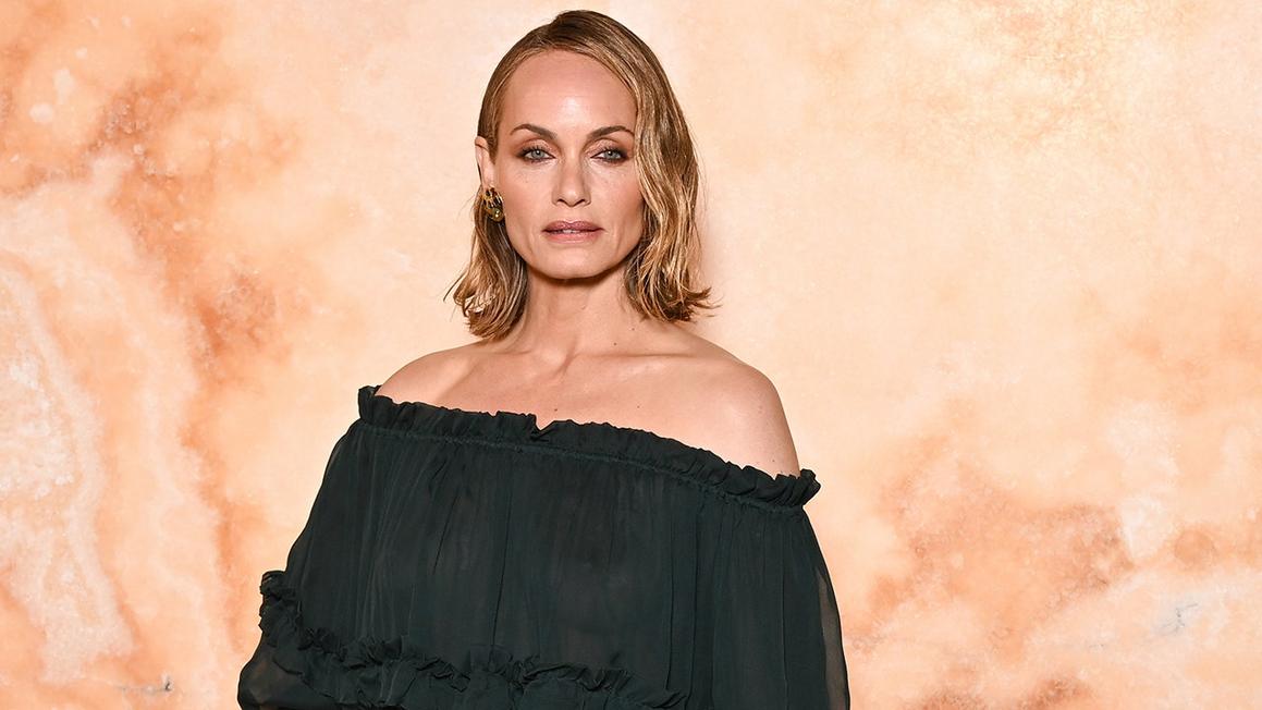 Amber Valletta diện lại đầm Versace kinh điển trước khi Jennifer Lopez làm nó nổi tiếng