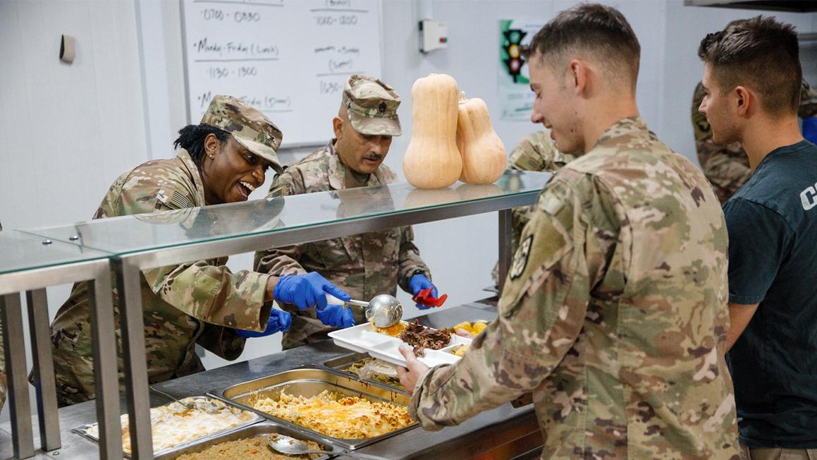 Quân đội Hoa Kỳ vận chuyển bao nhiêu gà tây trên toàn cầu? 1 american soldiers thanksgiving food 2024