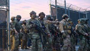 Hình ảnh bạo lực vẽ cảnh đặc vụ ICE bị bắn xuất hiện tại khuôn viên Đại học Wisconsin 15 Hình ảnh bạo lực vẽ cảnh đặc vụ ICE bị bắn xuất hiện tại khuôn viên Đại học Wisconsin