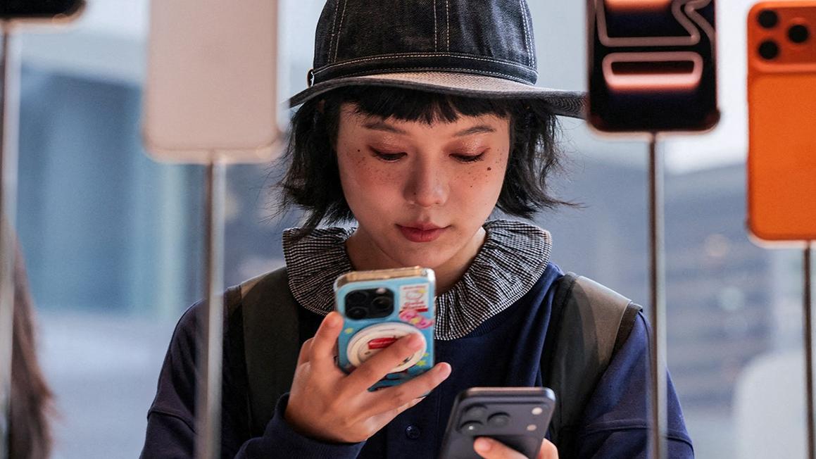 Apple Phát Hành iOS 26.1: Cập Nhật Bảo Mật & Tính Năng Mới Cho iPhone 1 apple store iphone 17 ios 26