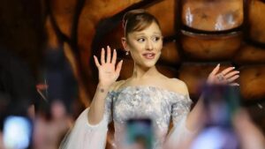 Ariana Grande bị fan lao vào tấn công tại buổi ra mắt phim 'Wicked' 5 Ariana Grande bị fan lao vào tấn công tại buổi ra mắt phim ‘Wicked’