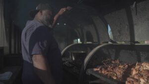 Đầu Bếp BBQ Houston Tặng Bữa Ăn Miễn Phí Cho Hàng Trăm Người Trước Lễ Tạ Ơn