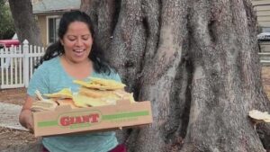 Người Góp Nguồn Thực Phẩm Địa Phương Giúp Đỡ Cộng Đồng Giữa Bất Ổn Phúc Lợi SNAP