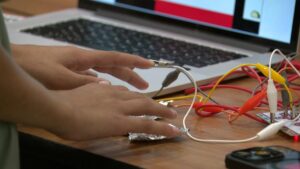 Gia đình vinh danh nạn nhân lũ lụt Camp Mystic bằng quỹ hỗ trợ giáo dục STEAM 3 Gia đình vinh danh nạn nhân lũ lụt Camp Mystic bằng quỹ hỗ trợ giáo dục STEAM