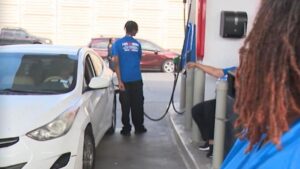 Houston: Tặng xăng miễn phí cho người dân vào thứ Hai