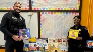 Cảnh sát Temple đọc sách cho học sinh Bắc Philadelphia