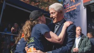 Cựu Tổng thống Bill Clinton xuất hiện tại Giải Marathon NYC với băng gạc trên mũi 26 Cựu Tổng thống Bill Clinton xuất hiện tại Giải Marathon NYC với băng gạc trên mũi