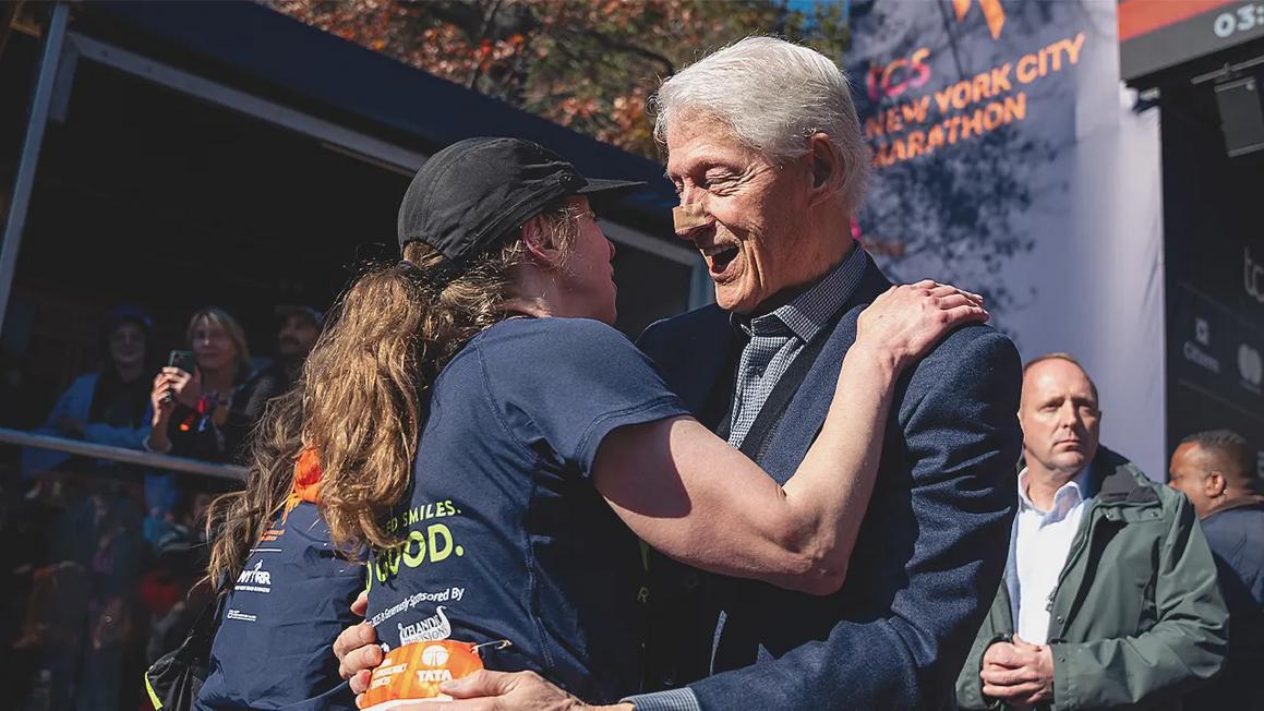 Cựu Tổng thống Bill Clinton xuất hiện tại Giải Marathon NYC với băng gạc trên mũi 1 bill clinton new york marathon band aid