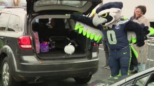 Hàng trăm người xếp hàng nhận bữa ăn Lễ Tạ ơn do cộng đồng ở Tacoma, Washington cung cấp 9 Hàng trăm người xếp hàng nhận bữa ăn Lễ Tạ ơn do cộng đồng ở Tacoma, Washington cung cấp