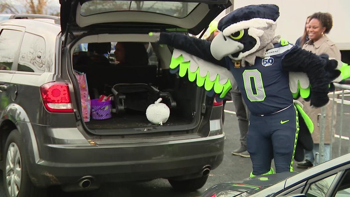 Hàng trăm người xếp hàng nhận bữa ăn Lễ Tạ ơn do cộng đồng ở Tacoma, Washington cung cấp 1 blitz seahawks turkey drive