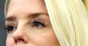 Bà Bondi điều tra các mối quan hệ nổi bật của Epstein 3 Bà Bondi điều tra các mối quan hệ nổi bật của Epstein