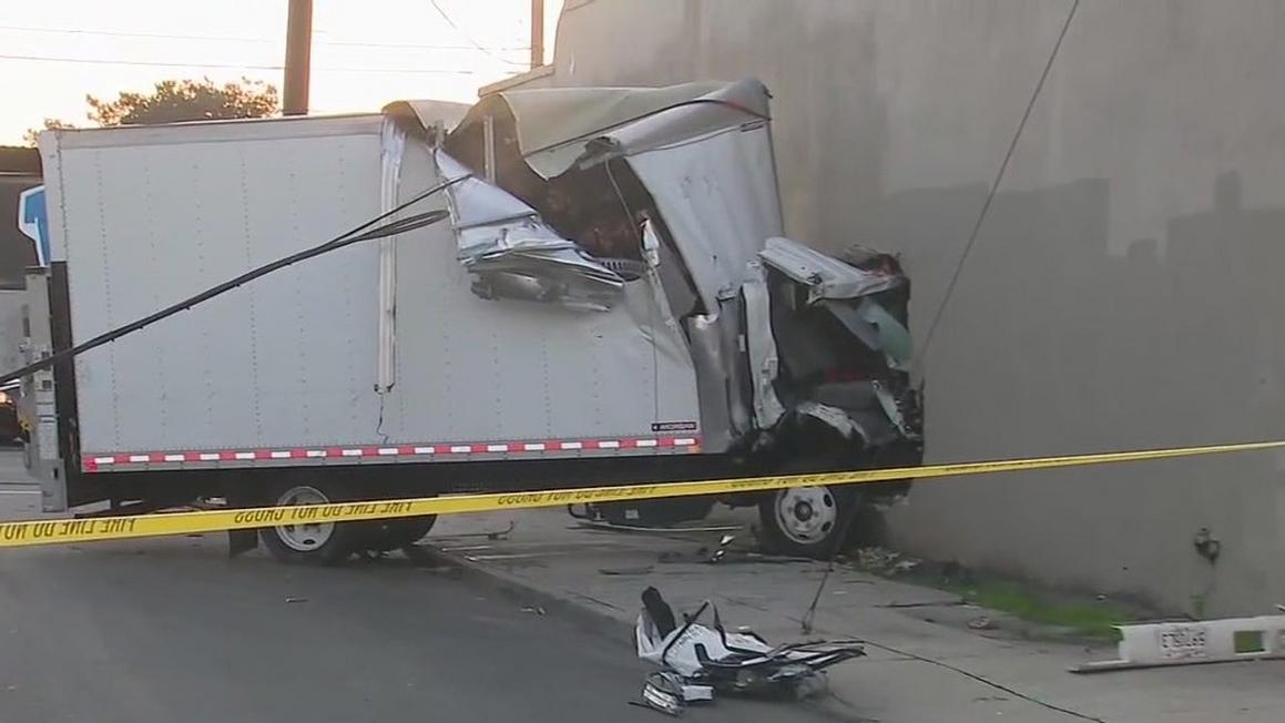 Xe tải đâm vào tòa nhà ở Nam Los Angeles, 2 người bị thương 1 box truck slams into building