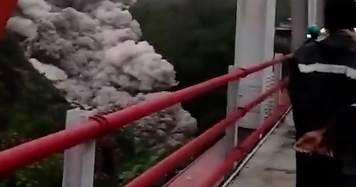 Núi lửa Indonesia phun trào, người dân tháo chạy 1 bridgethumb tbsdfn