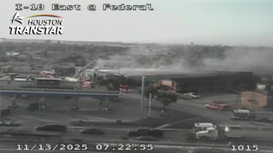 Cháy lớn tại kho hàng gần Xa lộ Liên tiểu bang phía Đông ở Houston 1 c6b5f92b 6af2 40f4 a79b
