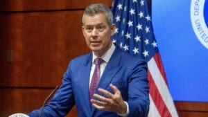 Bộ Trưởng Giao Thông Cảnh Báo Không Phận Có Thể Đóng Cửa Nếu Chính Phủ Tiếp Tục Ngưng Hoạt Động