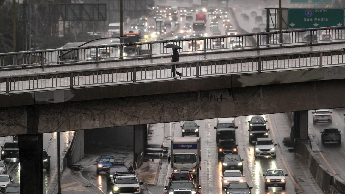 Cập nhật bão California: Los Angeles chuẩn bị đón mưa lớn và nguy cơ sạt lở đất, lũ quét 1 california rain ap jt 251115 1763216603834 hpMain 16x9 1