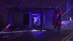 Xe hơi được kéo ra khỏi suối ở Mount Airy, Philadelphia