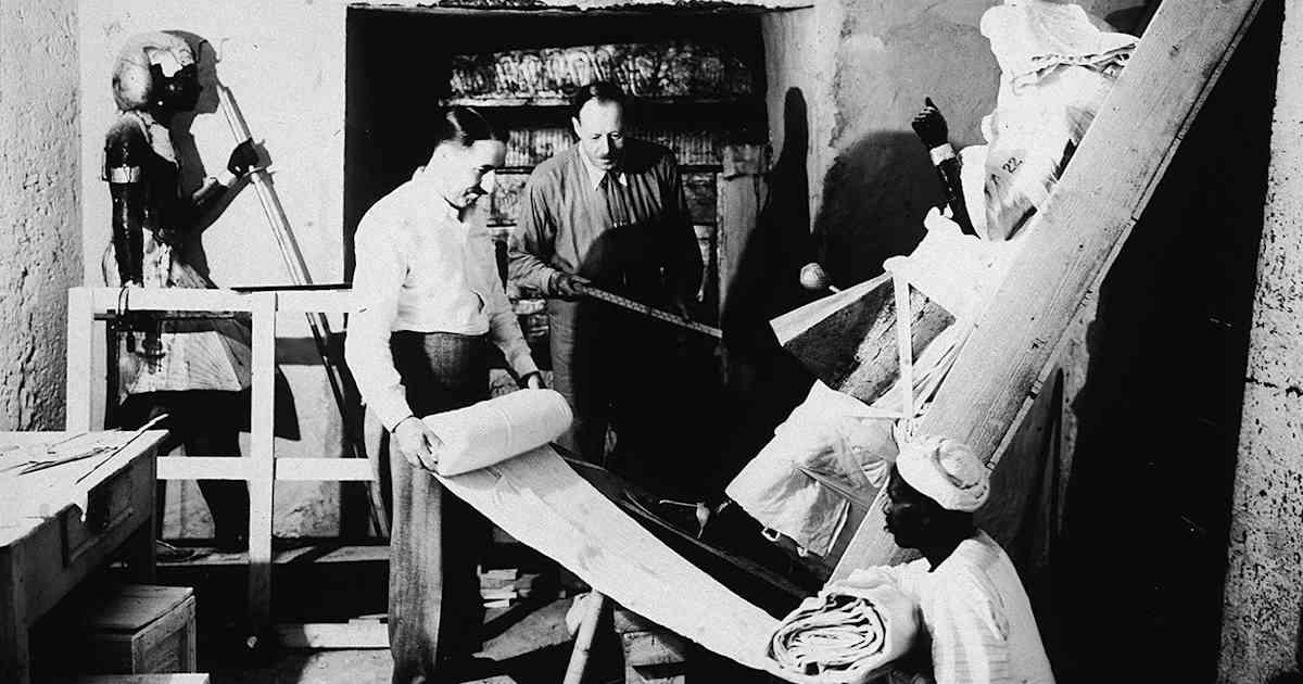 11-26-1922: Hơn 3.000 năm sau, các nhà khảo cổ lần đầu tiên bước vào lăng mộ Vua Tut 1 carter tomb GettyImages 52257219