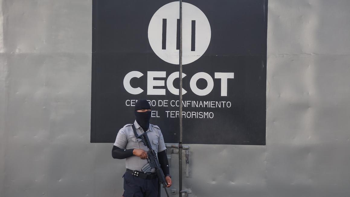 Tòa Phúc Thẩm Bác Bỏ Yêu Cầu Xem Xét Vụ Án Khinh Thị Chính Quyền Tổng Thống Donald Trump Về Việc Trục Xuất Sang El Salvador 1 cecot gty gmh