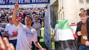 Thanh niên Anh đối diện đe dọa vì bảo vệ di sản Charlie Kirk 6 Thanh niên Anh đối diện đe dọa vì bảo vệ di sản Charlie Kirk