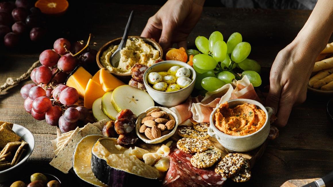 Mách bạn cách trang trí bàn tiệc ngày lễ hoàn hảo 1 cheese board