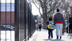 Trường công Chicago cho phép học sinh nhập cư bất hợp pháp vắng mặt không giới hạn 20 Trường công Chicago cho phép học sinh nhập cư bất hợp pháp vắng mặt không giới hạn